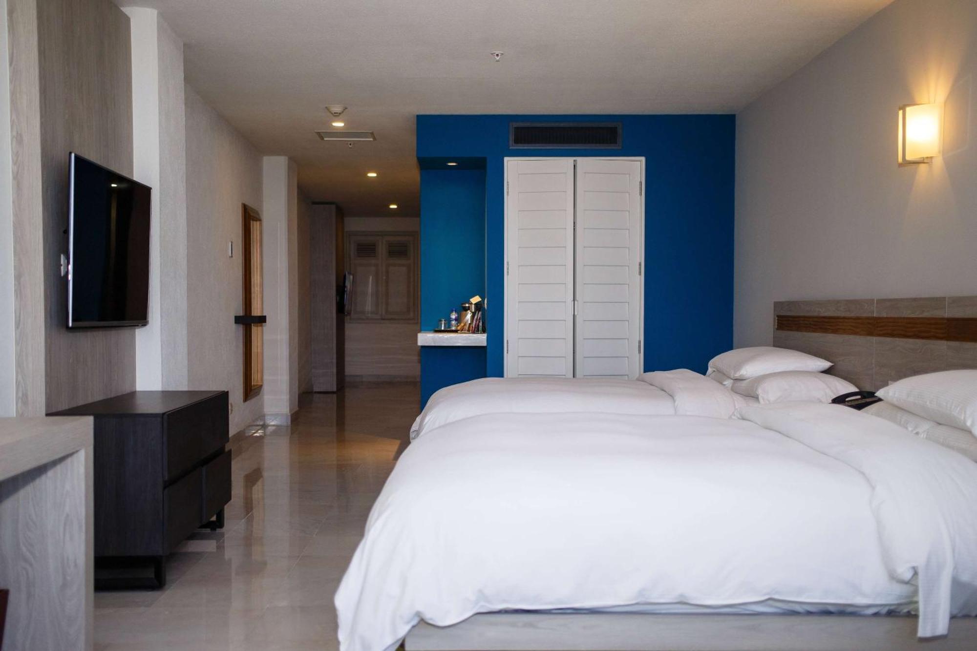 One-Bedroom Queen Suite Two Queen Beds Beach View