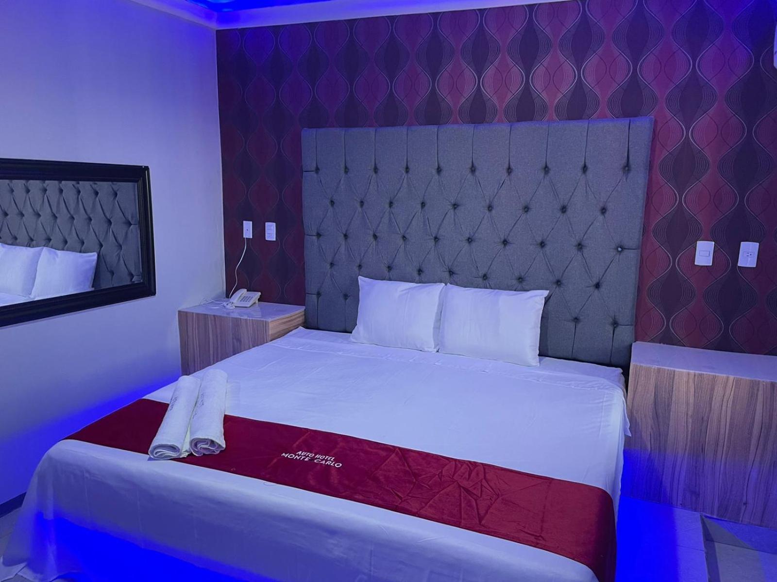 Habitación con cama grande