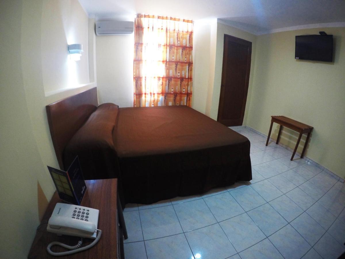 Habitación con cama extragrande.